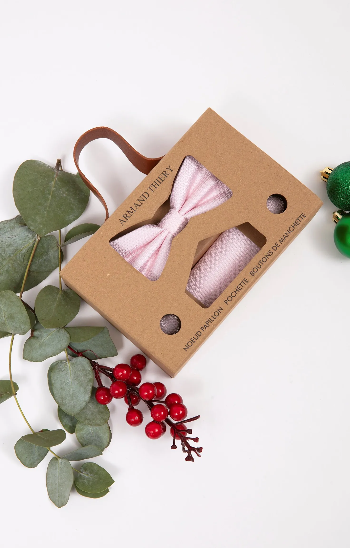 Box 1 noeud, 1 pochette, 2 boutons -