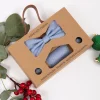 Box avec 1 noeud,1 pochette et 2 boutons -