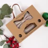 Box avec 1 noeud,1 pochette et 2 boutons -