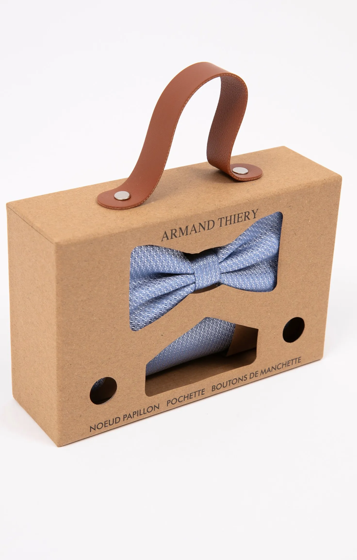 Box avec 1 noeud,1 pochette et 2 boutons -