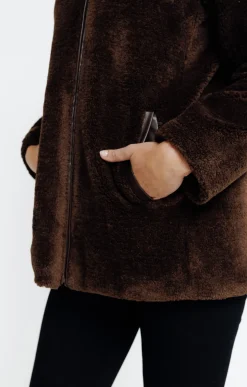 Manteau en fausse fourrure à capuche -