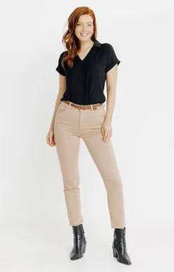 Pantalon détail clous et ceinture -