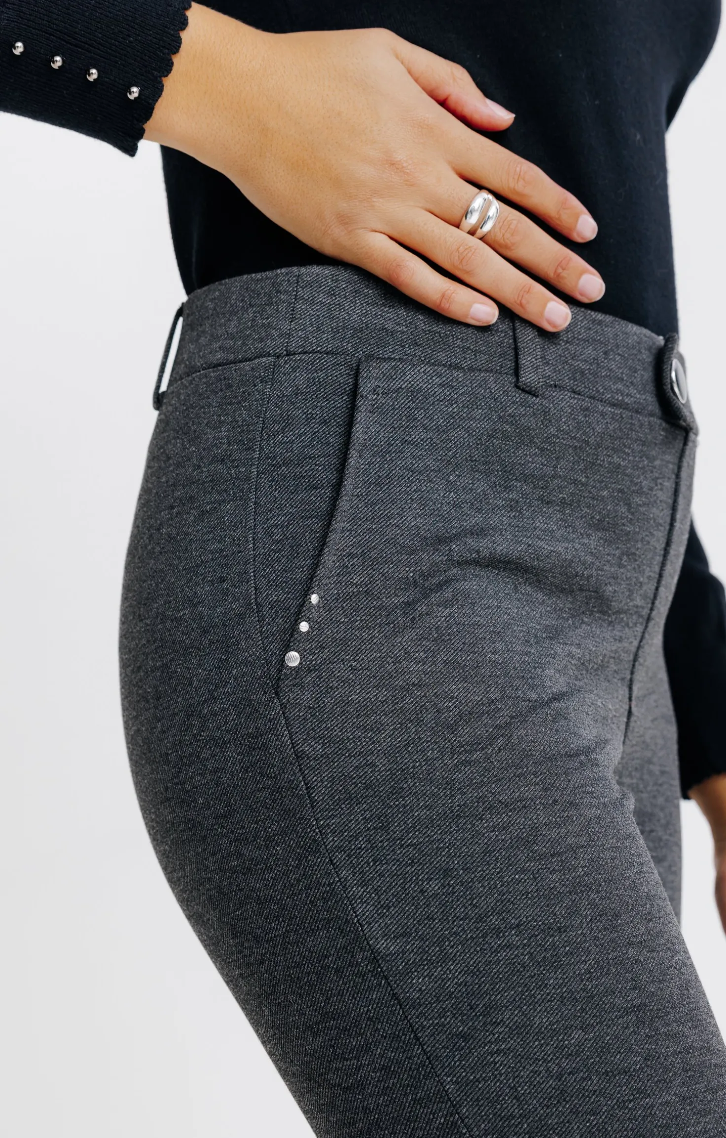 pantalon maille slim bouton fantaisie -
