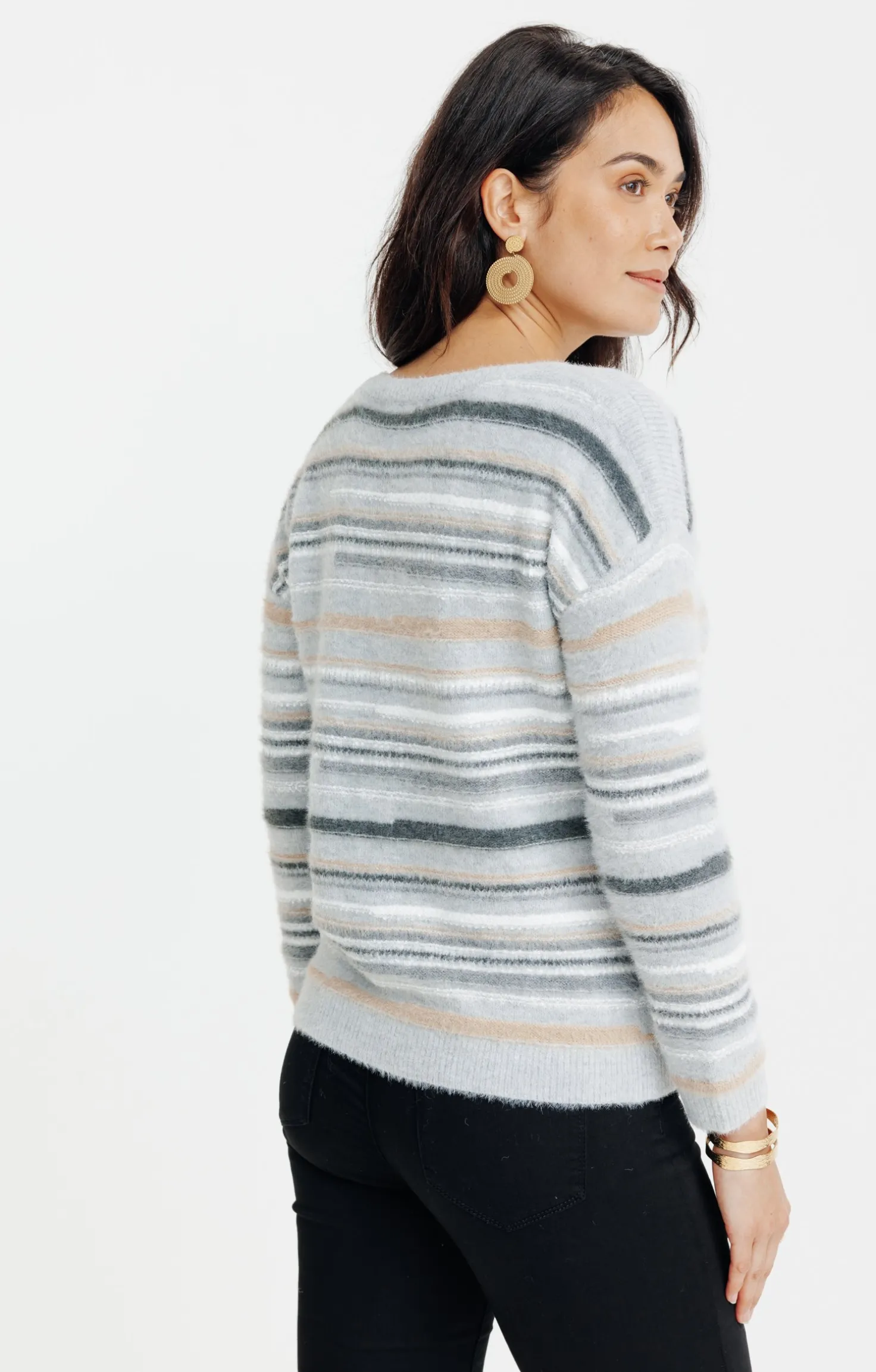 PULL AVEC JEU DE RAYURES -