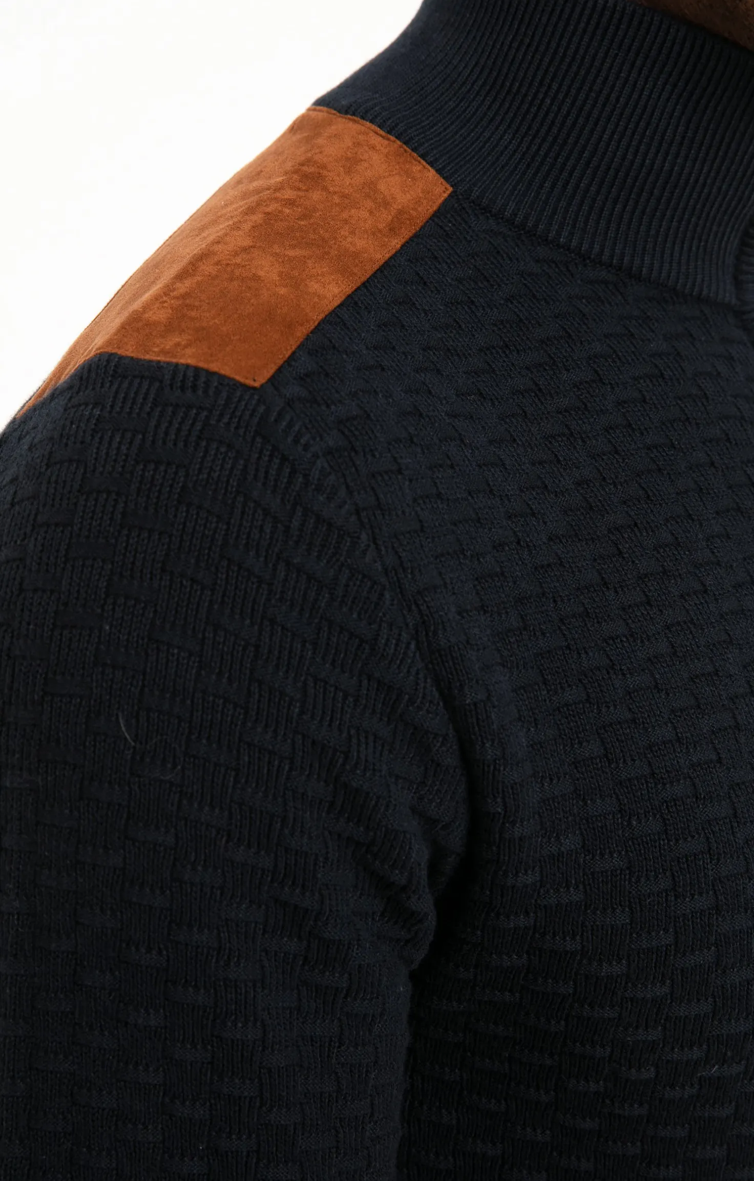Pull col montant avec détails suèdine -