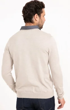 Pull uni col V avec chemise -
