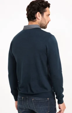 Pull uni col V avec chemise -