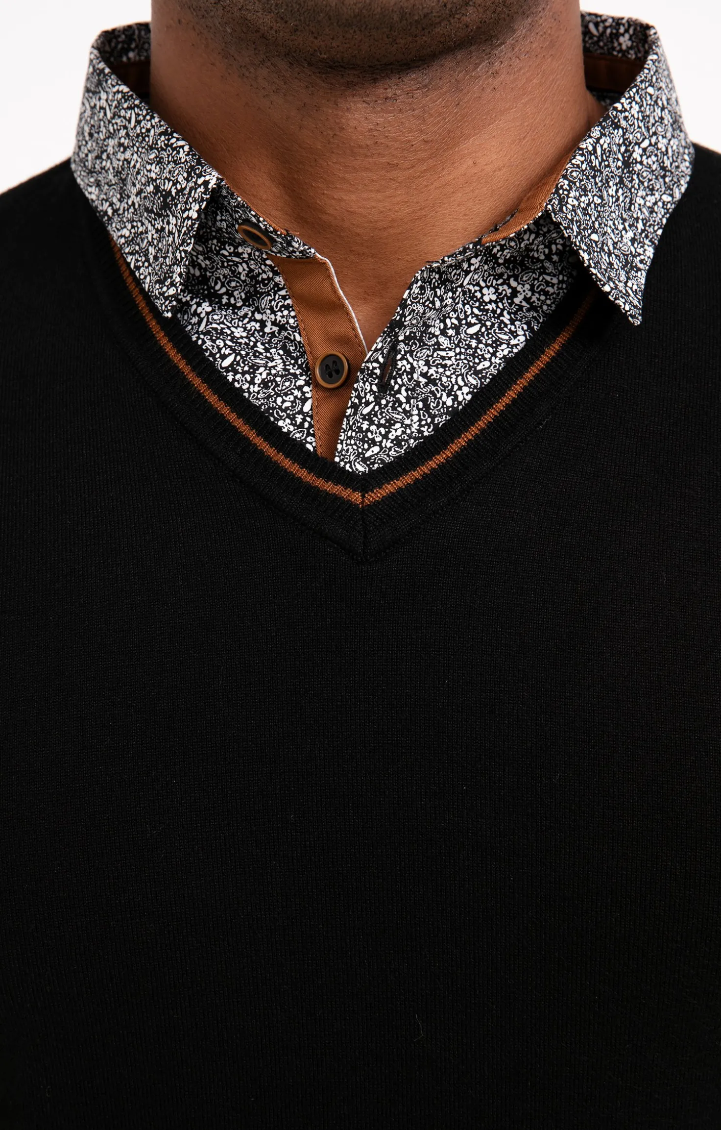Pull uni col V avec chemise -