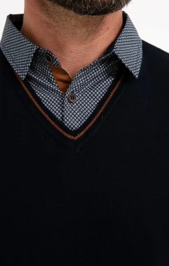 Pull uni col V avec chemise -