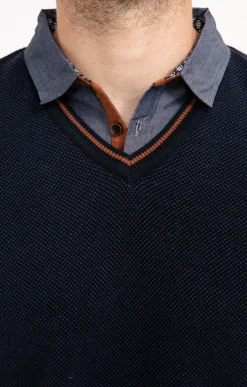 Pull uni col V avec chemise -