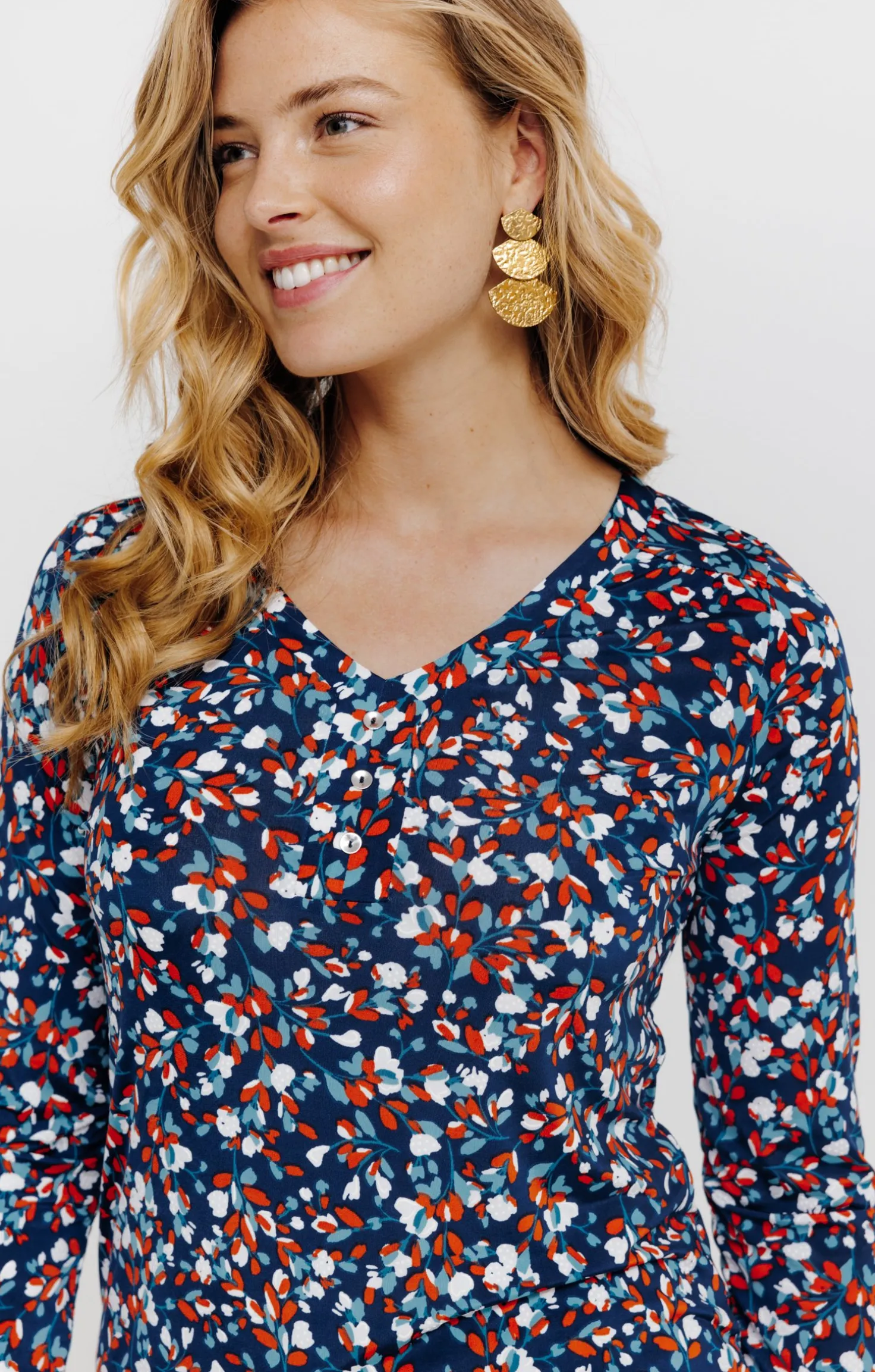 T-SHIRT COL V IMPRIME FLEURI -
